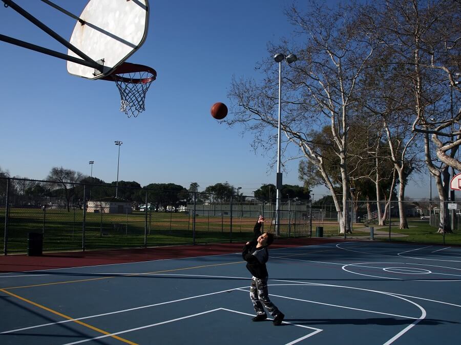 小學生應該使用較小的籃球和較低的籃框嗎?