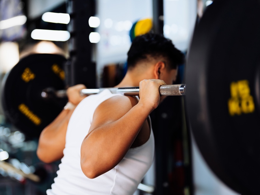 不同樣式的槓鈴會影響深蹲表現嗎？