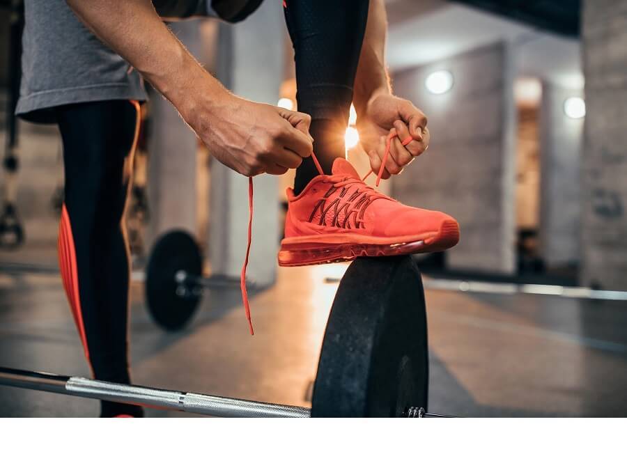 穿跑鞋會影響深蹲動作嗎?