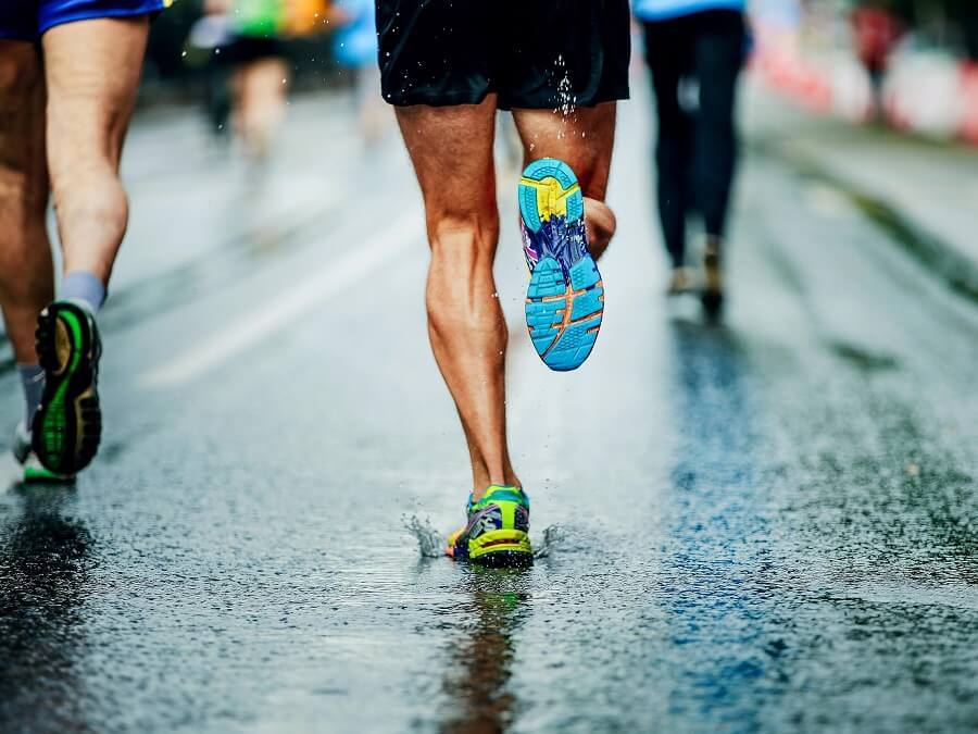 跑鞋置入碳纖維板就能提升跑步經濟性嗎？